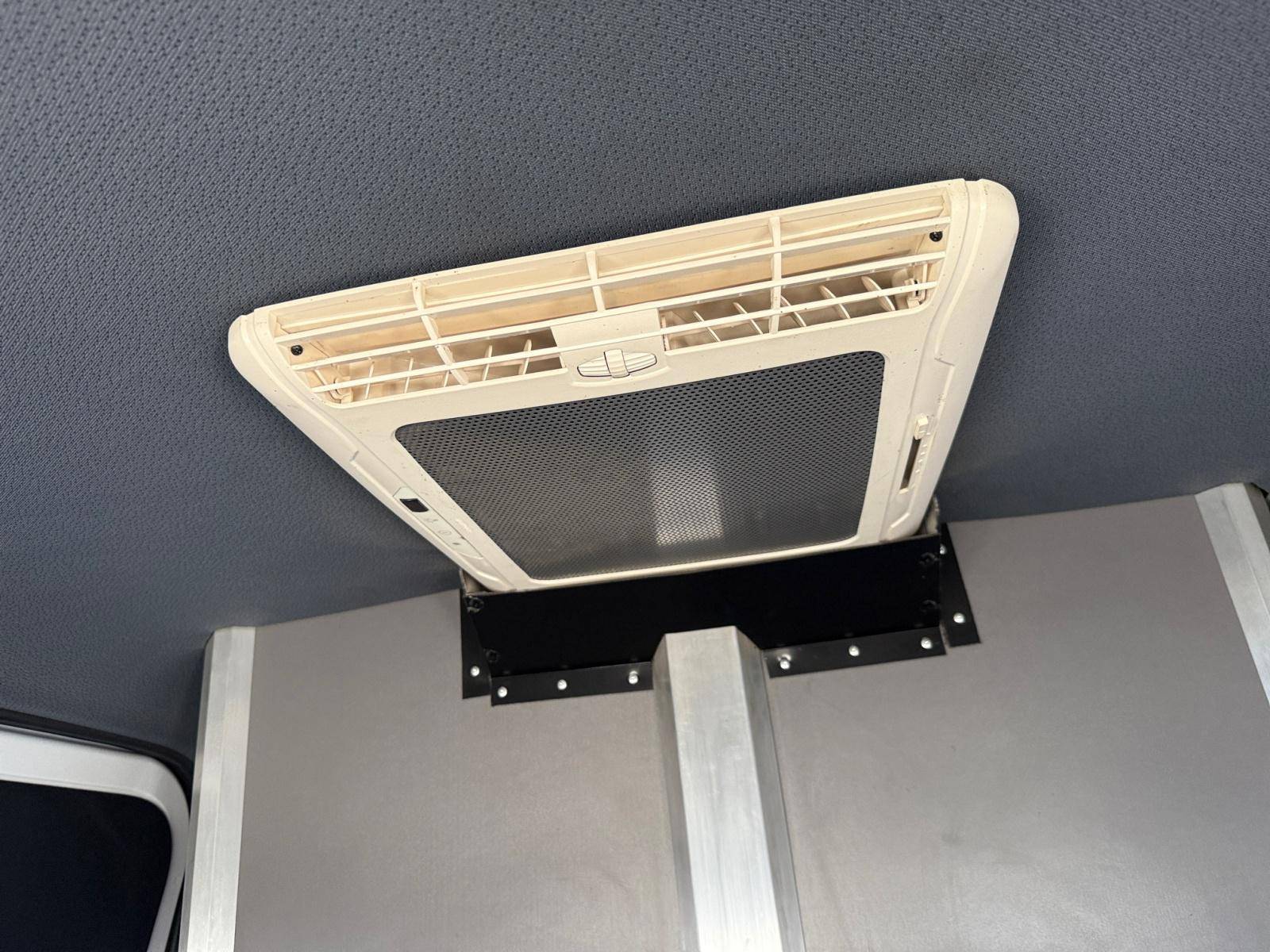 Image Mercedes-Benz SPRINTER 319 CDI Fourgon Toit sureleve Standard  SPRINTER FGN 319 CDI 37 3.5T PROPULSION 319 CDI Fourgon Toit sureleve Standard