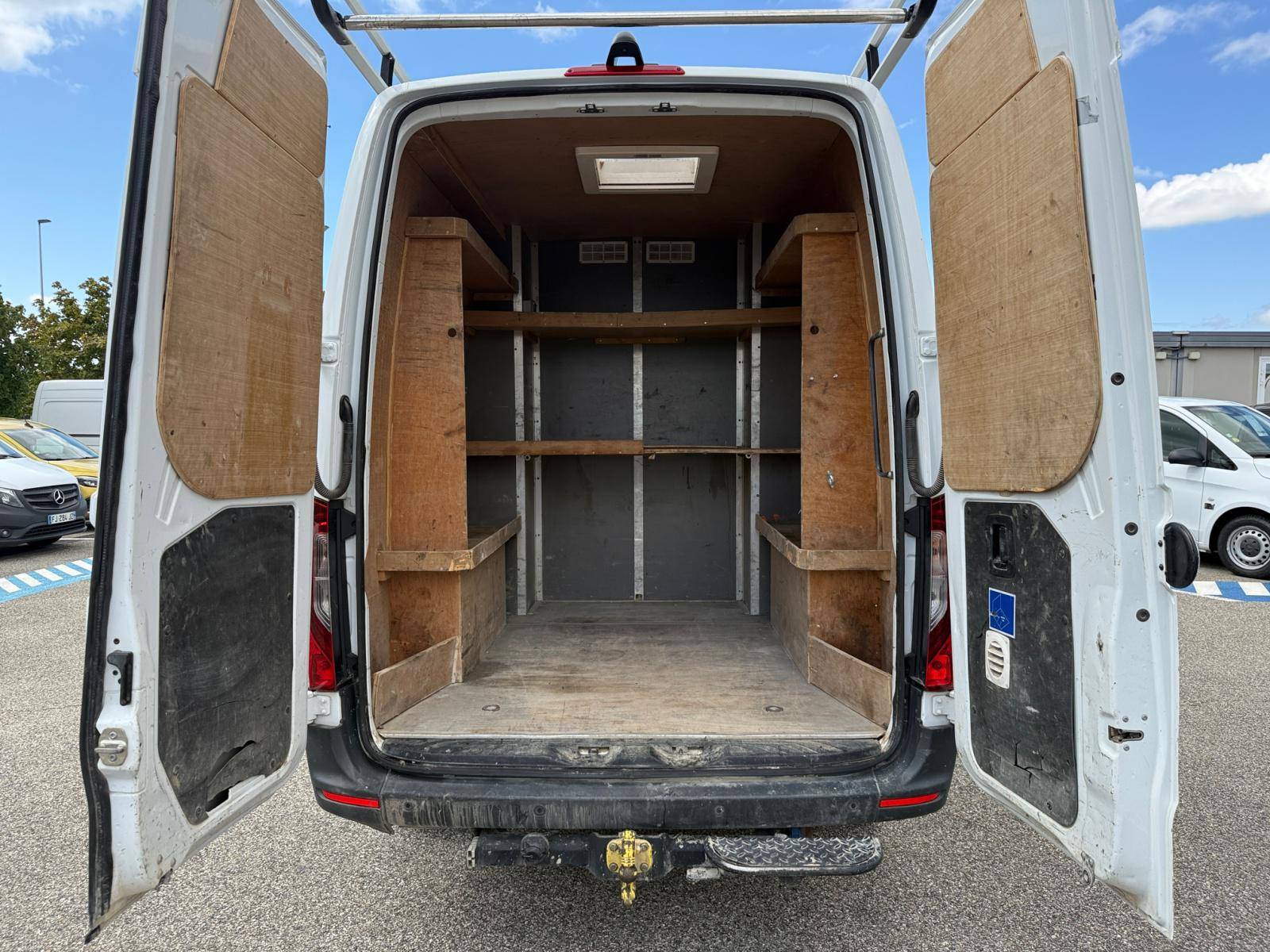 Image Mercedes-Benz SPRINTER 319 CDI Fourgon Toit sureleve Standard  SPRINTER FGN 319 CDI 37 3.5T PROPULSION 319 CDI Fourgon Toit sureleve Standard