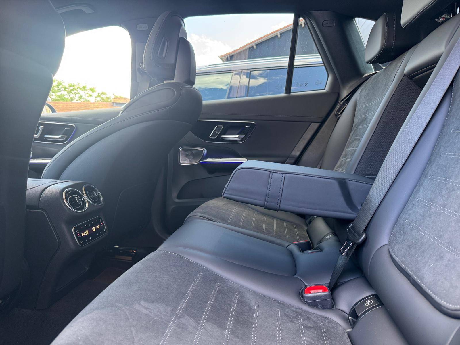 Image Mercedes-Benz GLC SUV GLC 300 e  Hybrid EQ 4MATIC AMG Line +  GLC 300 e  Hybrid EQ 4MATIC AMG Line + GLC 300 e  Hybrid EQ 4MATIC AMG Line +