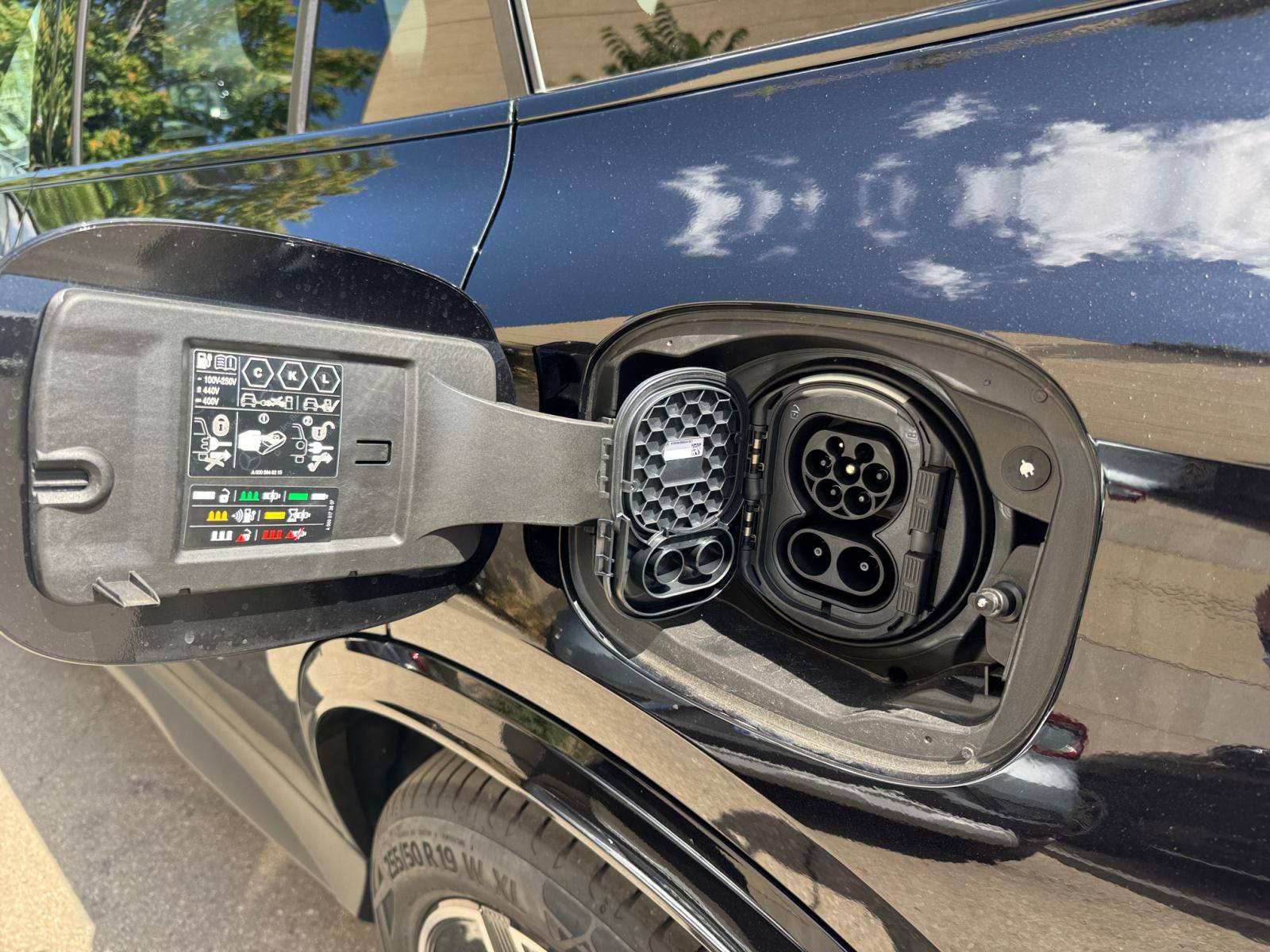 Image Mercedes-Benz GLC SUV GLC 300 e  Hybrid EQ 4MATIC AMG Line +  GLC 300 e  Hybrid EQ 4MATIC AMG Line + GLC 300 e  Hybrid EQ 4MATIC AMG Line +